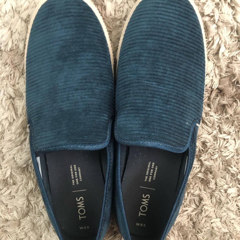 TOMS women’s 8.5, in great condition
